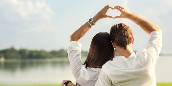 афірмації для кохання – закохана пара читає разом афірмації