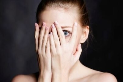 Боязнь птахів — людина уникає зграї голубів на вулиці