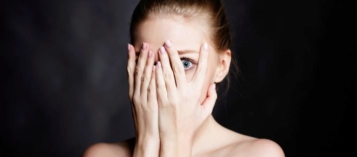 Боязнь птахів — людина уникає зграї голубів на вулиці