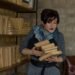 Бібліоманія – людина з книгами у бібліотеці, вибір літератури