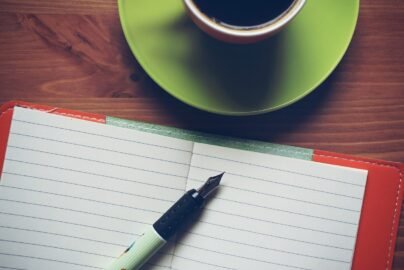 Фірмовий блокнот з логотипом компанії на столі