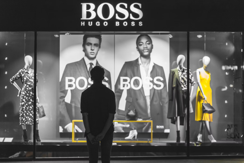 Стильний чоловік у костюмі Boss на фоні сучасного міста