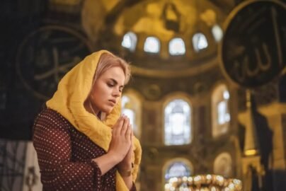 Церковний жіночий платок білого кольору для відвідування храму