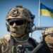 Сучасний український бронежилет чорного кольору на фоні державного прапора
