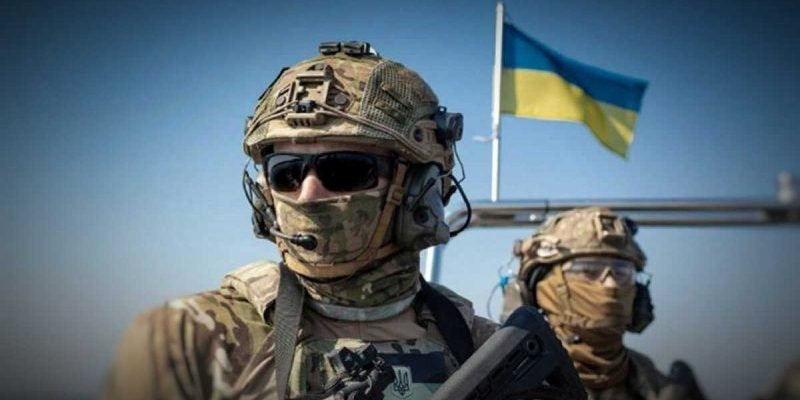 Сучасний український бронежилет чорного кольору на фоні державного прапора