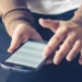 Смартфон на зарядці та догляд за пристроєм для тривалого терміну служби