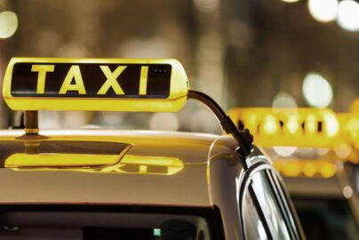Лайм Таксі Київ — сучасне авто з логотипом Lime Taxi біля визначної пам’ятки Києва