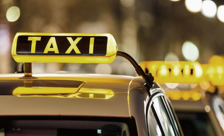 Лайм Таксі Київ — сучасне авто з логотипом Lime Taxi біля визначної пам’ятки Києва