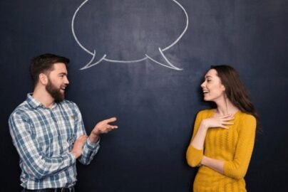 Люди, які спілкуються між собою, приклад комунікабельності