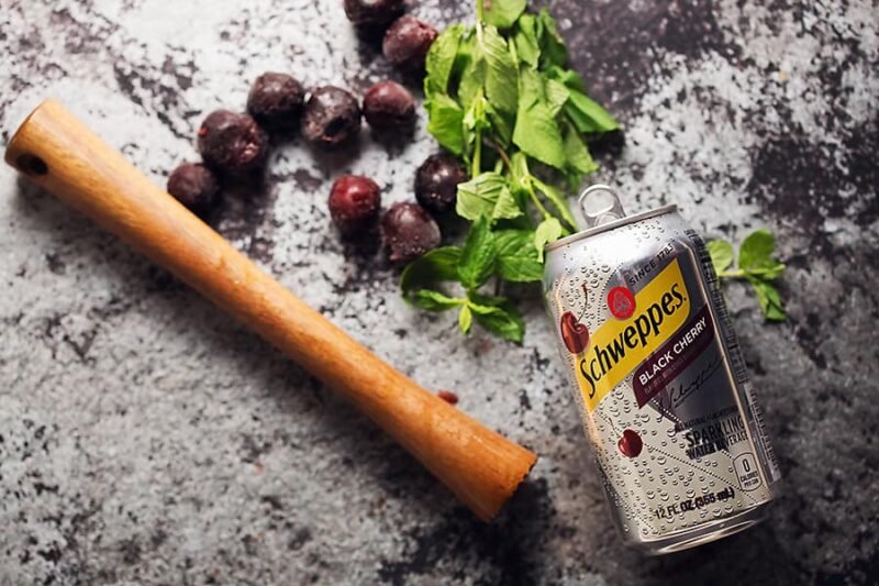 Комбінація Schweppes у склянці з льодом та скибочкою лимона