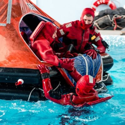 Курсы и обучение на моряка в Украине — будущий моряк проходит практику