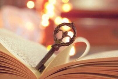 Учень за столом із книгами шукає способи змусити себе вчитися