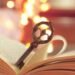 Учень за столом із книгами шукає способи змусити себе вчитися