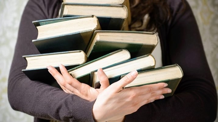Людина вчиться скороченню тексту за допомогою нотаток та книги