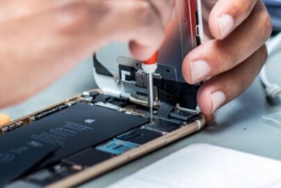 Фахівець у сервісному центрі Apple ремонтує iPhone